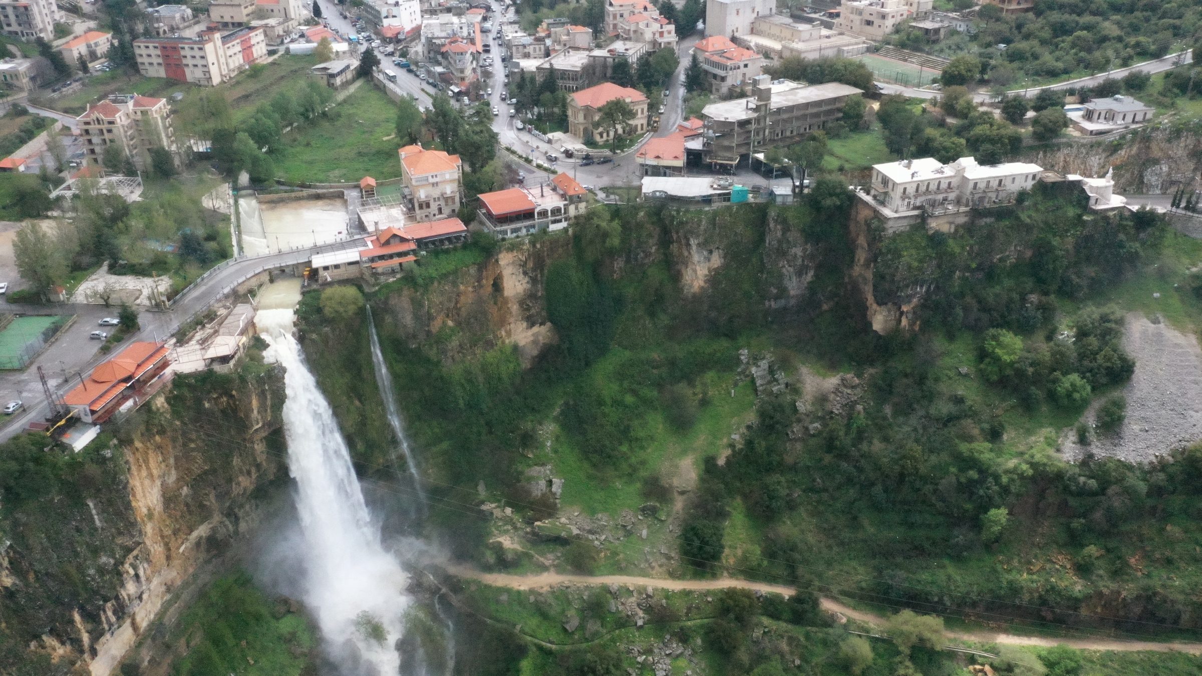 La cascade de Jezzine et sa falaise en hiver.