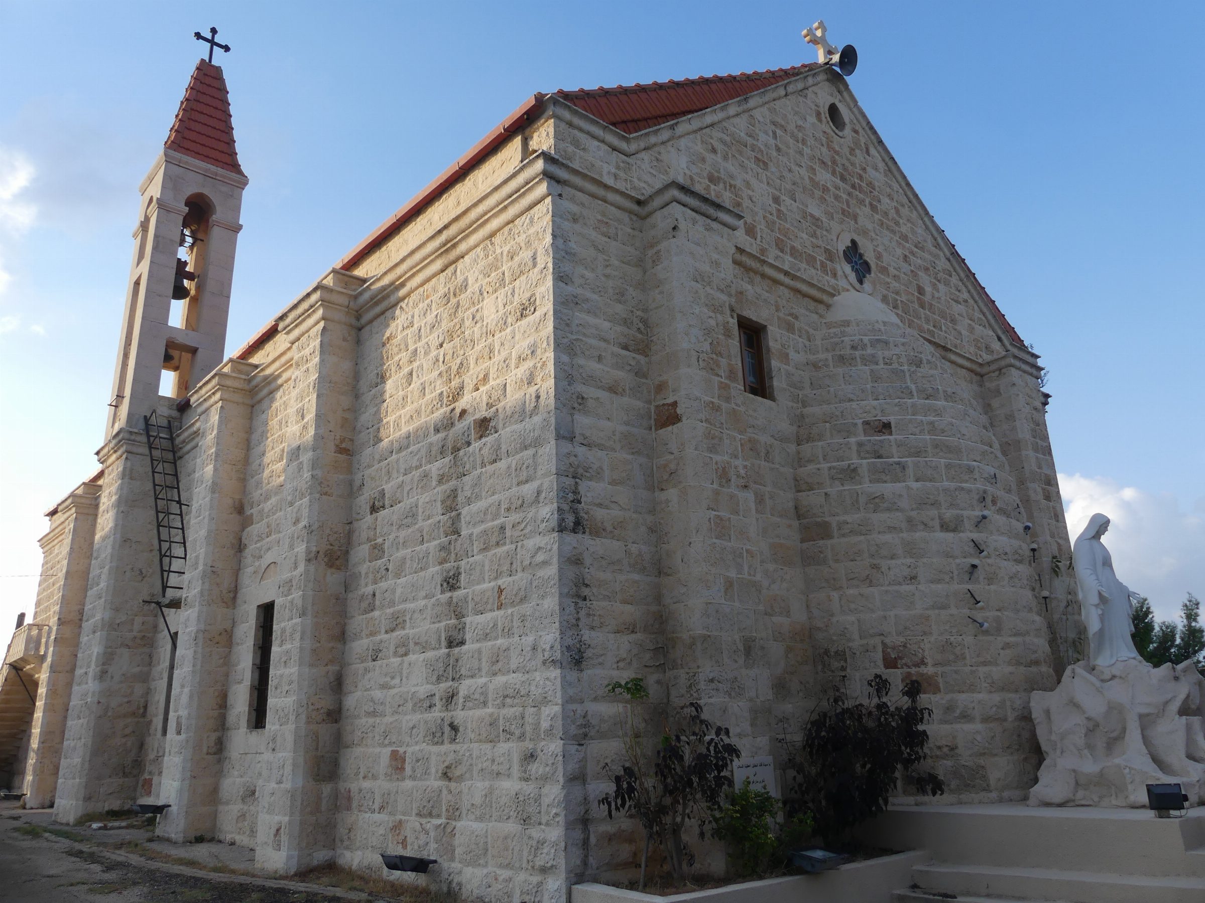 L'église melkite Saint-Joseph de Qana et la statue de Notre-Dame-de-Cana.