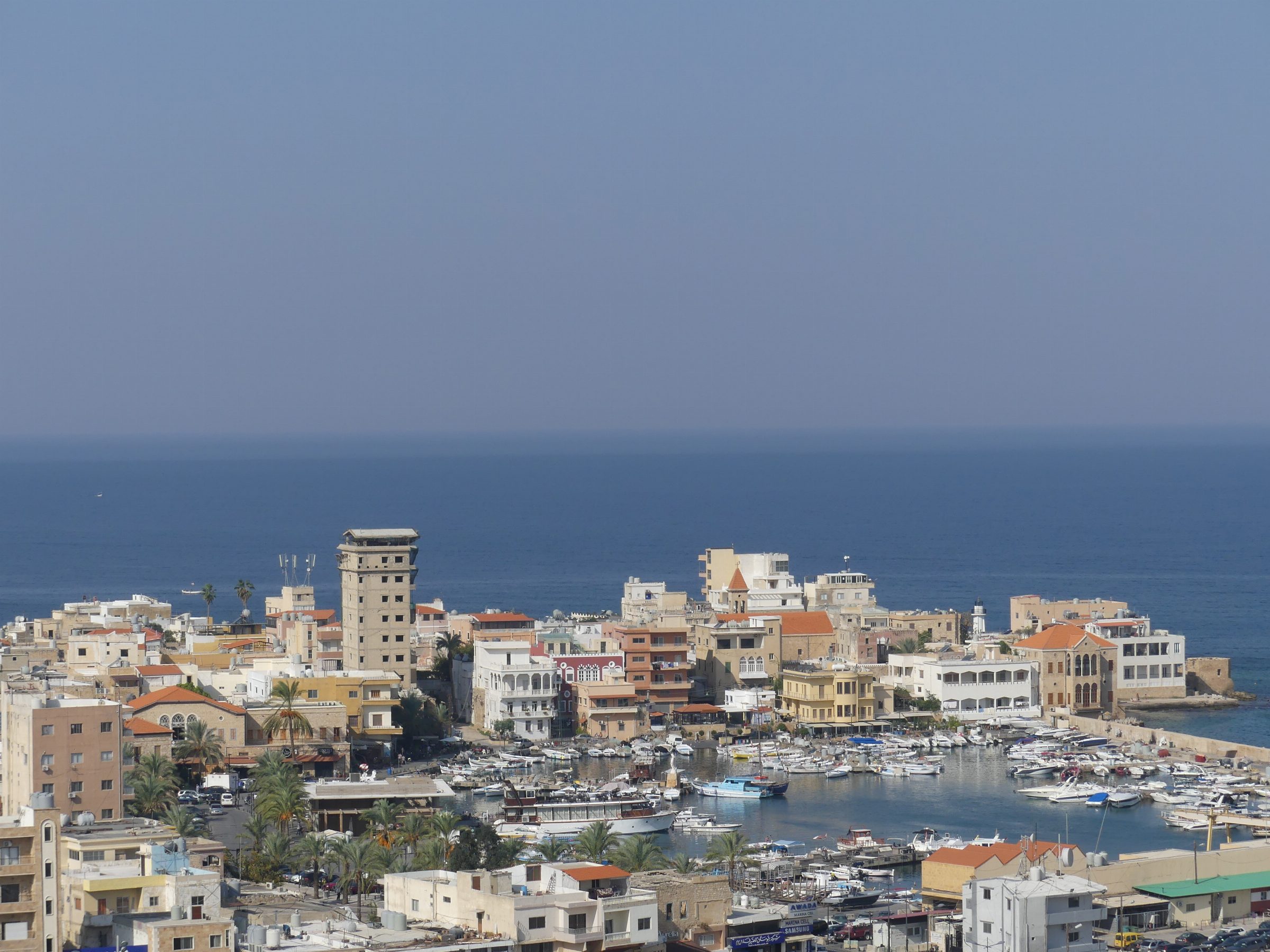 Le port de pêche de Tyr, ses barques et les maisons du vieux quartier.
